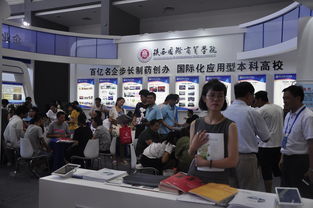 陜西國際商貿學院咨詢會展廳 商務信息咨詢熱潮涌動，門庭若市顯活力